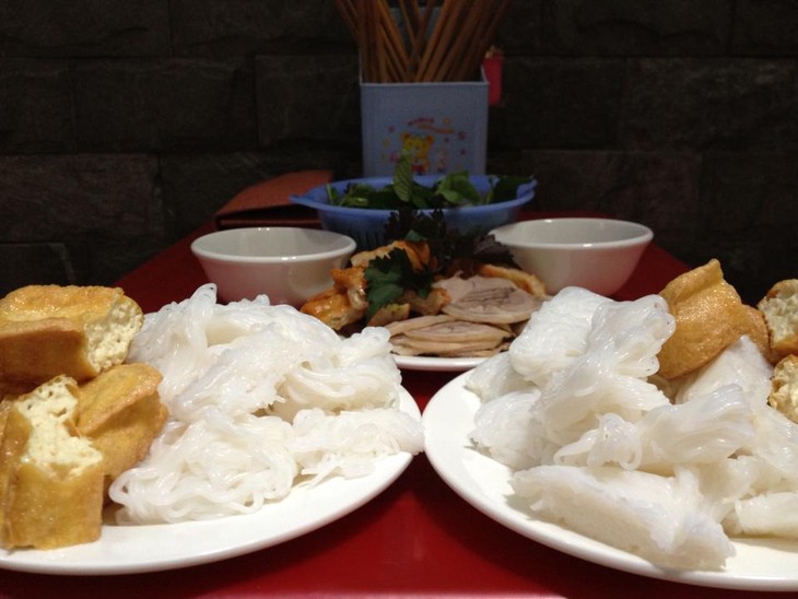 Рисовая лапша с жаренным тофу во креветочной пасте – специфическое ханойское уличное блюдо - ảnh 3
